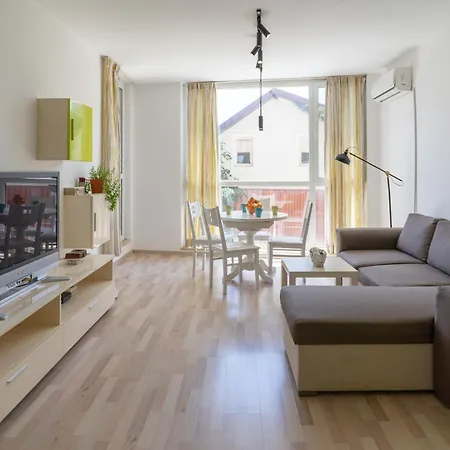 Sunny Flat With Pool *