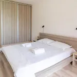 Sunny Flat With Pool Apartment *