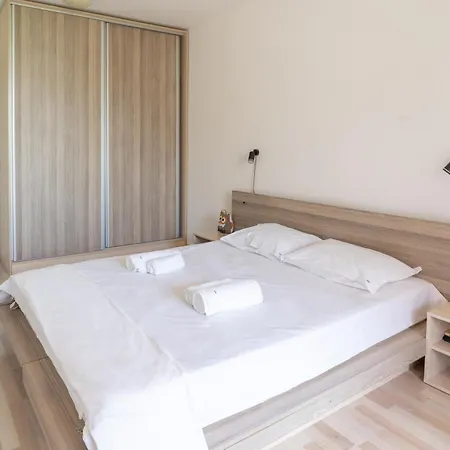 Sunny Flat With Pool Апартаменты *