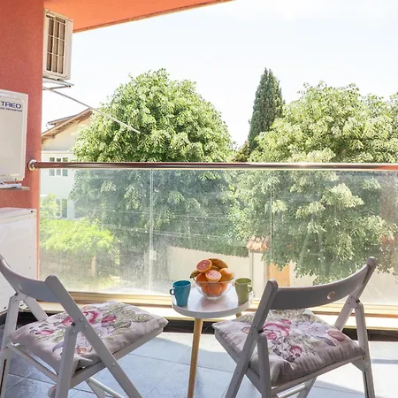 Sunny Flat With Pool Апартамент Варна