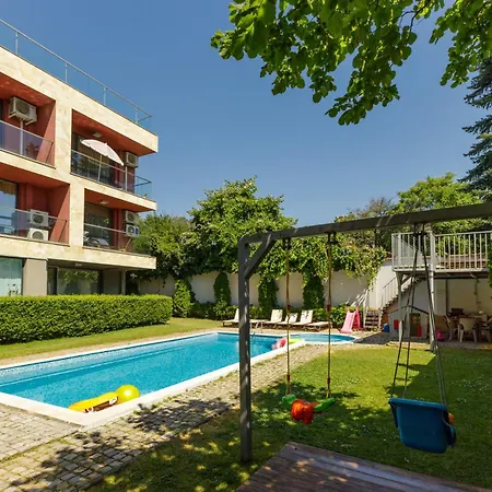 Sunny Flat With Pool