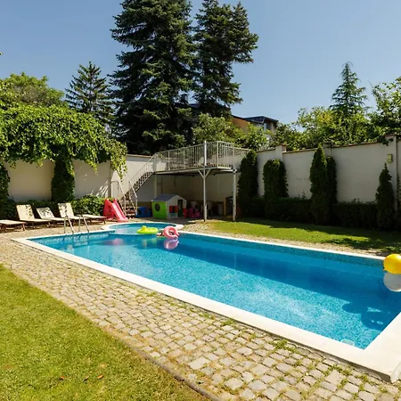 Sunny Flat With Pool